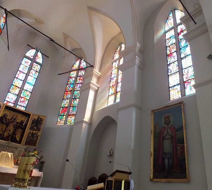 Kościół św. Władysława w Szydłowie - prezbiterium, witraże, obraz św. Kazimierza