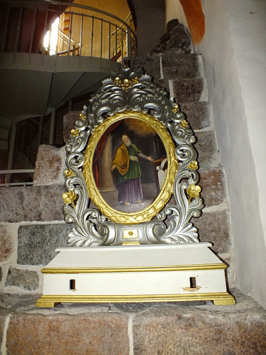 Bazylika Świętej Trójcy w Strzelnie - kaplica św. Barbary, za feretronem przyziemie cylindrycznej wieży i schody do skarbca