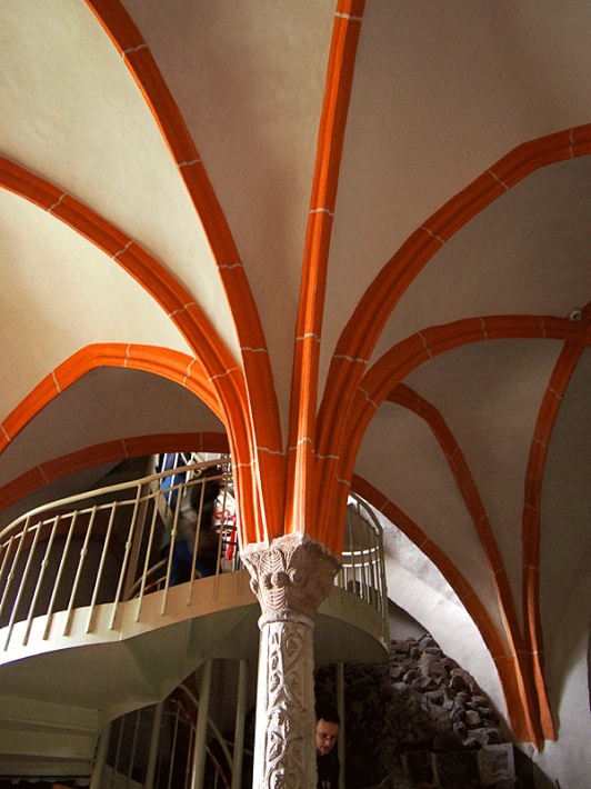 Bazylika Świętej Trójcy w Strzelnie - kaplica św. Barbary, sklepienie palmowo- krzyżowe wsparte na romańskiej kolumience