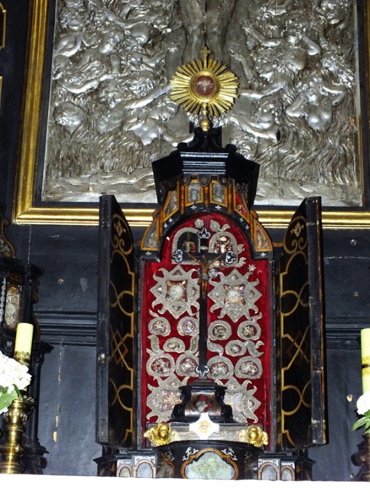 Bazylika Świętej Trójcy w Strzelnie - ołtarz Świętego Krzyża, otwarty relikwiarz