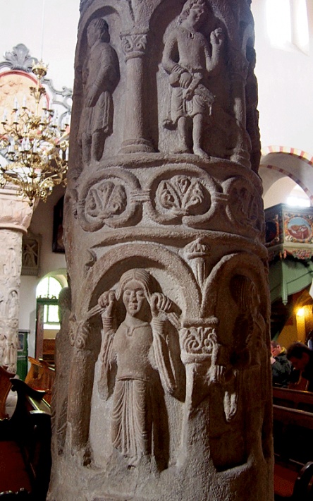 Bazylika Świętej Trójcy w Strzelnie - rzeźbiona, romańska kolumna przywar