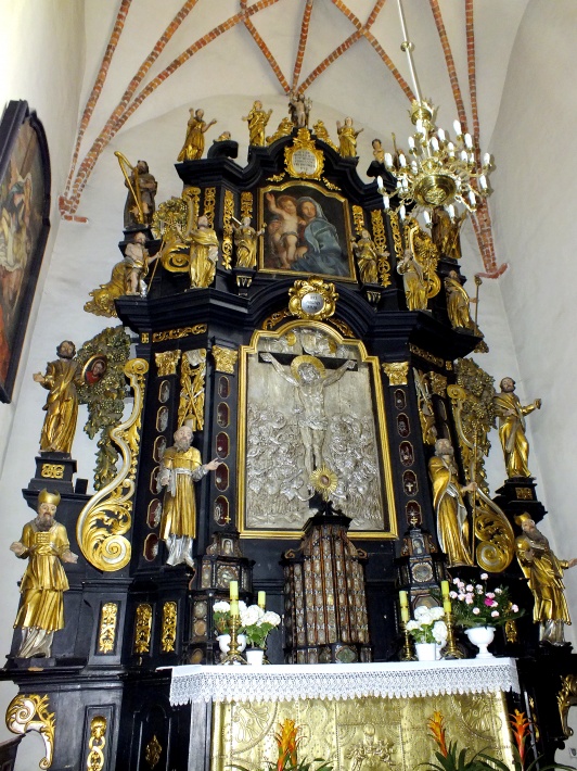 Bazylika Świętej Trójcy w Strzelnie - relikwiarzowy ołtarz Świętego Krzyża z zasłoniętą zasuwą
