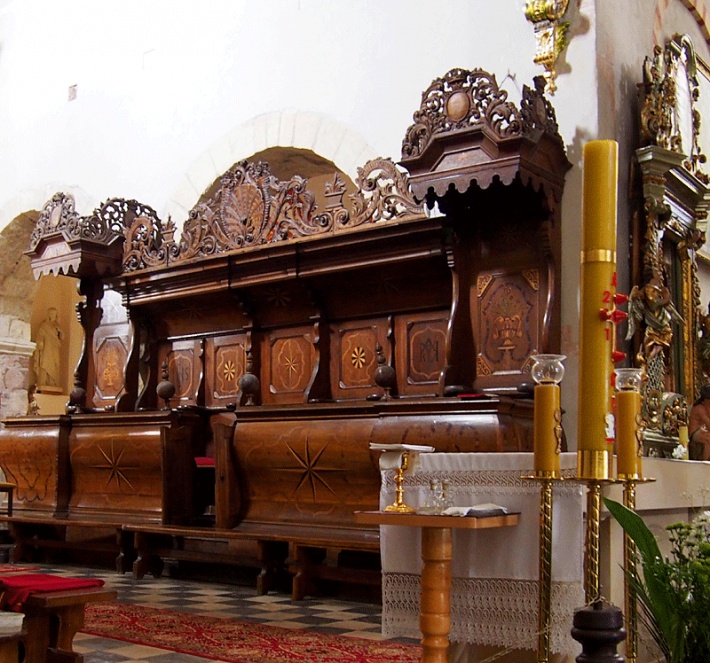 Bazylika Świętej Trójcy w Strzelnie - barokowe, intarsjowane stalle