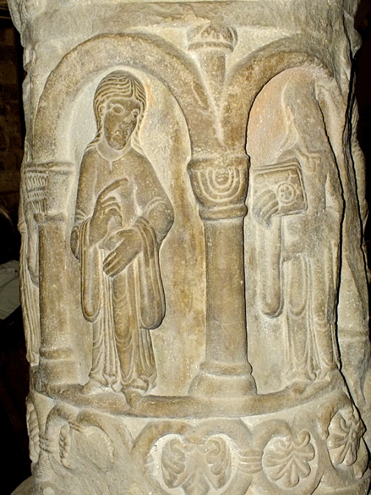 Bazylika Świętej Trójcy w Strzelnie - rzeźbiona, romańska kolumna cnót