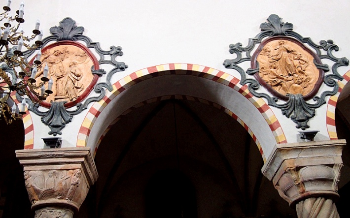 Bazylika Świętej Trójcy w Strzelnie - głowice kostkowe romańskich kolumn, głowica lewej kolumny cnót zdobiona sceną Chrztu Chrystusa
