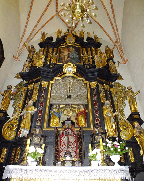 Bazylika Świętej Trójcy w Strzelnie - ołtarz Świętego Krzyża, odsłanianie zasuwy