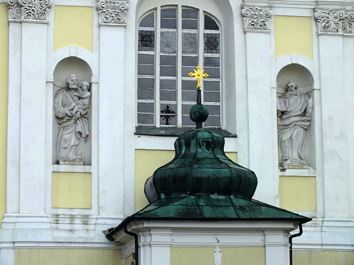 Bazylika Świętej Trójcy w Strzelnie - figury św. Józefa i św. Jakuba we wnękach fasady