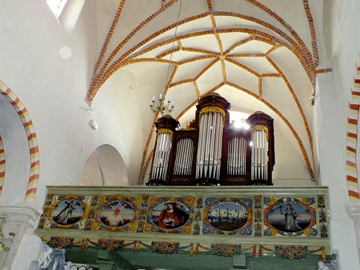 Bazylika Świętej Trójcy w Strzelnie - empora muzyczna z prospektem organowym