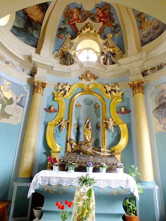 Bazylika Świętej Trójcy w Strzelnie - kaplica św. Restytuta, ołtarz Pięknej Madonny z relikwiarzem św. Restytuta