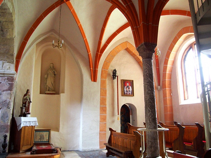 Bazylika Świętej Trójcy w Strzelnie - kaplica św. Barbary, z prawej wejście do zakrystii