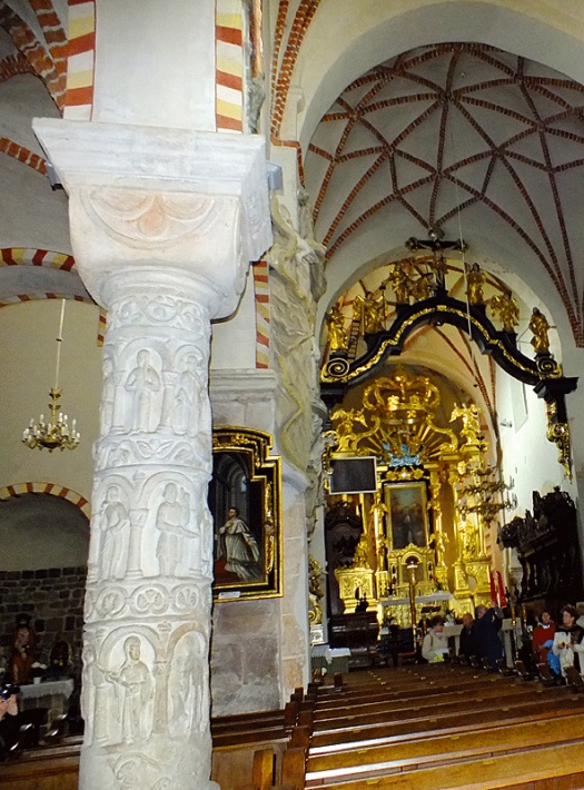 Bazylika Świętej Trójcy w Strzelnie - rzeźbiona, romańska kolumna przywar