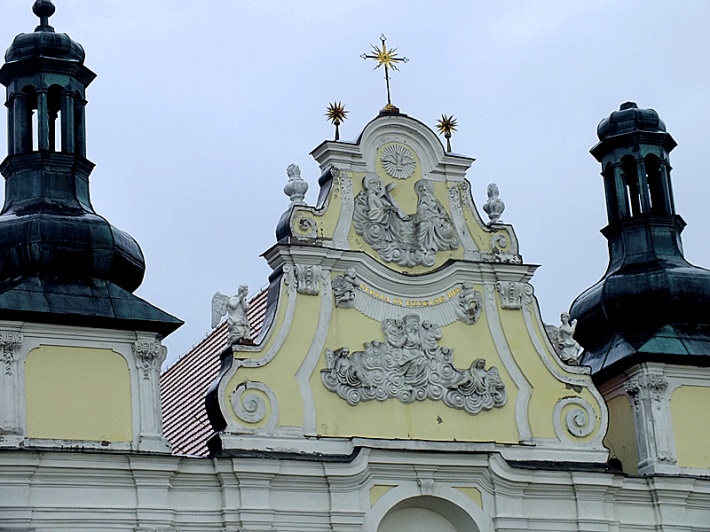 Bazylika Świętej Trójcy w Strzelnie - barokowy szczyt fasady