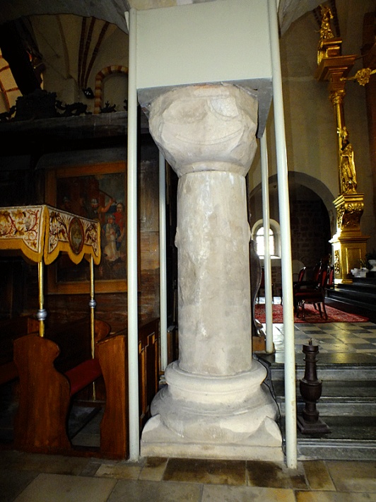 Bazylika Świętej Trójcy w Strzelnie - kaplica św. Barbary, odsłonięta romańska kolumna między kaplicą a prezbiterium
