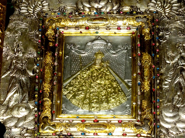 Bazylika Świętej Trójcy w Strzelnie - obraz Matki Bożej, kopia obrazu z Mariazell z relikwiarzem w ramie