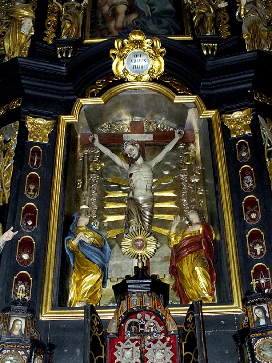 Bazylika Świętej Trójcy w Strzelnie - XIV-wieczny, łaskami słynący krucyfiks w ołtarzu Krzyża Świętego