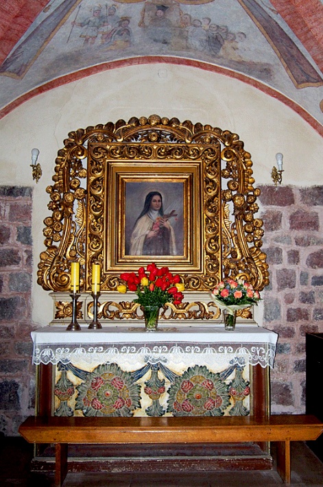 Bazylika Świętej Trójcy w Strzelnie - ołtarz św. Teresy w kaplicy podwieżowej
