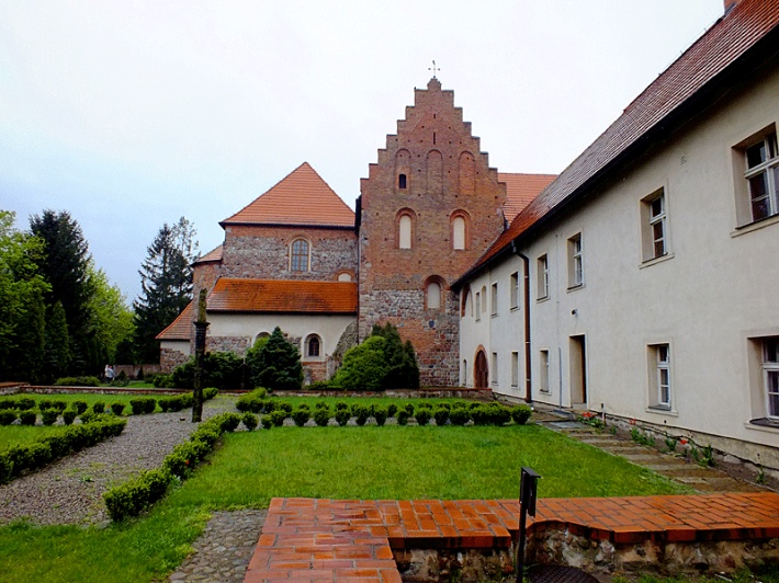 Bazylika Świętej Trójcy w Strzelnie - elewacja północna, z prawej zabudowania klasztorne
