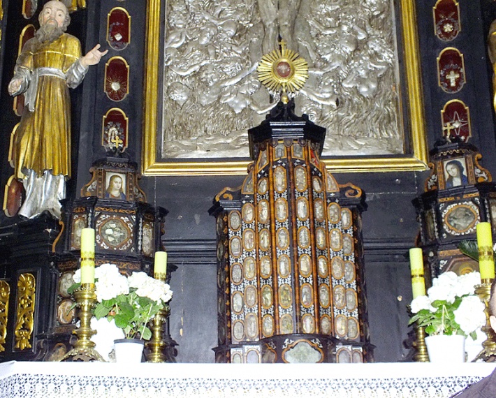 Bazylika Świętej Trójcy w Strzelnie - ołtarz Świętego Krzyża, relikwiarz w kształcie tabernakulum