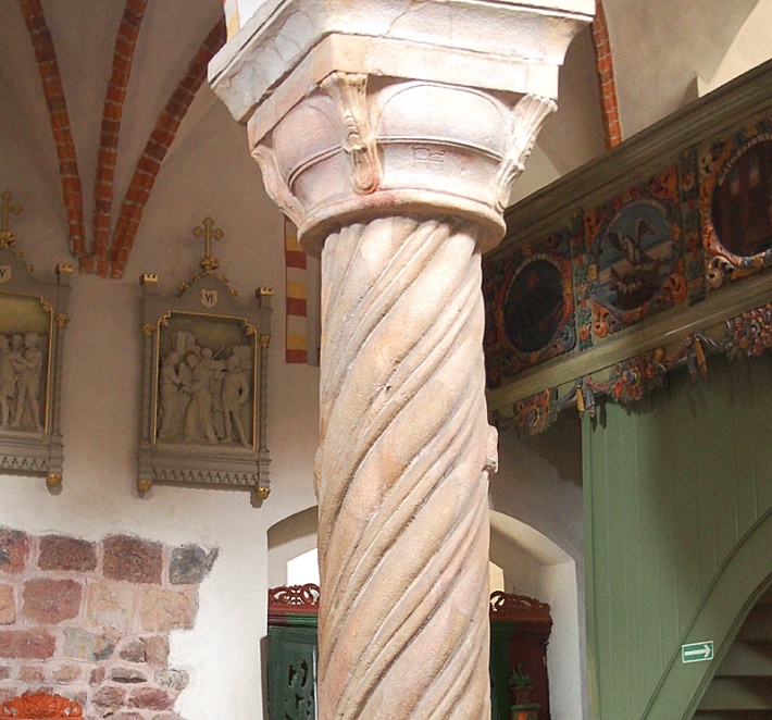 Bazylika Świętej Trójcy w Strzelnie - południowa kolumna o spiralnej dekoracji