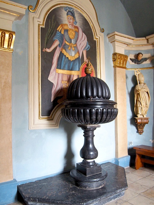 Bazylika Świętej Trójcy w Strzelnie - barokowa chrzcielnica z czarnego marmuru w kaplicy św. Restytuta