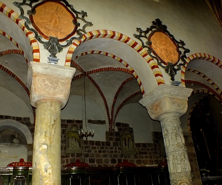 Bazylika Świętej Trójcy w Strzelnie - kolumna przywar i kolumna o gładkim trzonie