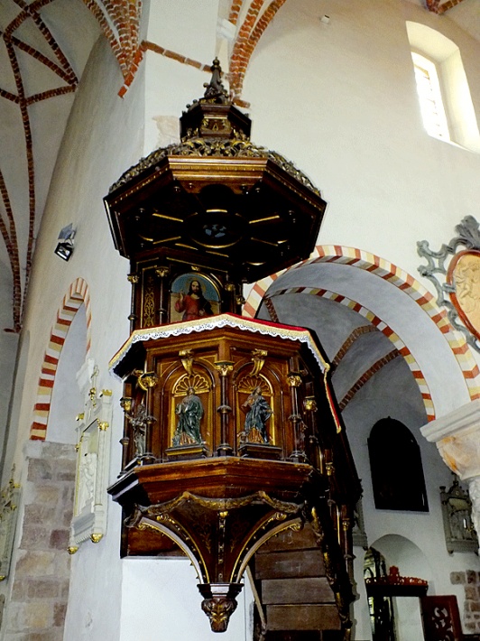 Bazylika Świętej Trójcy w Strzelnie - barokowa ambona z figurami ewangelistów