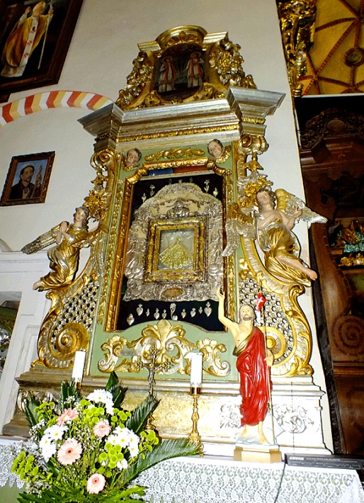 Bazylika Świętej Trójcy w Strzelnie - ołtarz Matki Bożej z kopią cudownego obrazu