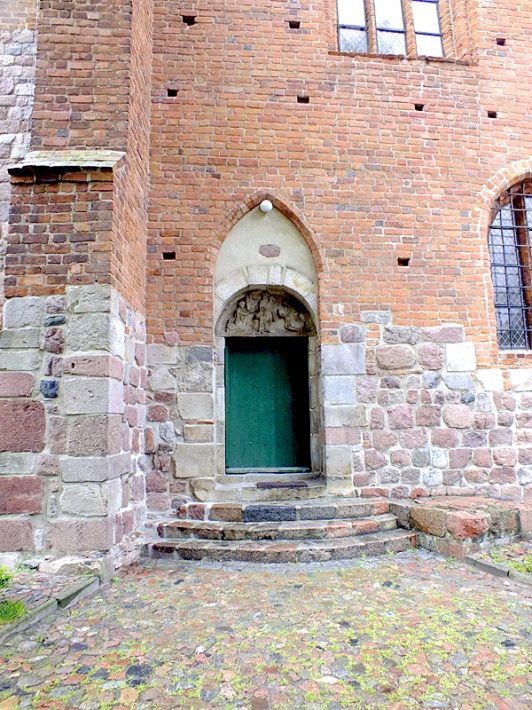 Bazylika Świętej Trójcy w Strzelnie - kaplica św. Barbary z romańskim tympanonem fundacyjnym nad wejściem