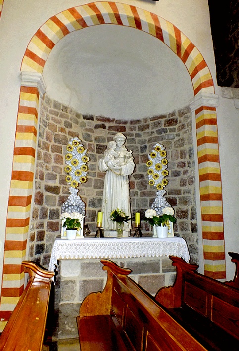 Bazylika Świętej Trójcy w Strzelnie - absydiola południowa z figurą św. Antoniego