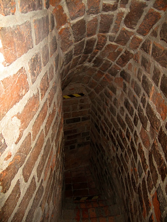 Głogów - zamek książąt głogowskich, schody wewnątrz wieży