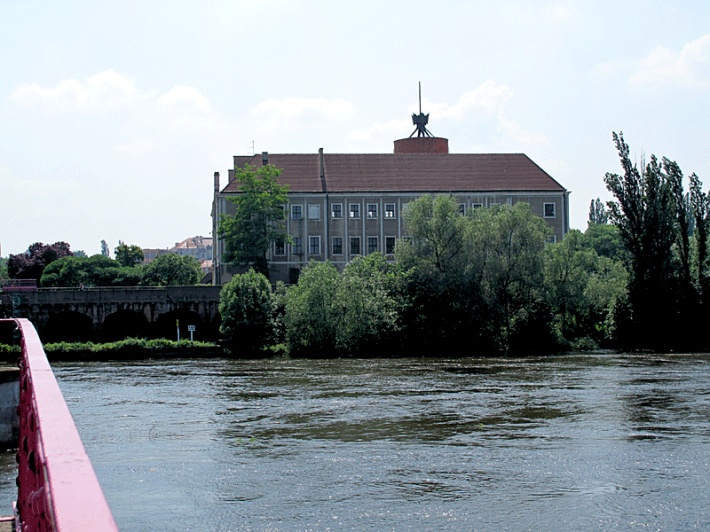 Głogów - zamek książąt głogowskich, elewacja północna przy wysokim stanie wód Odry