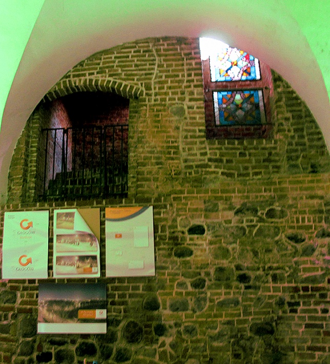 Głogów - zamek książąt głogowskich, kamienno-ceglana ściana w piwnicach zamkowych