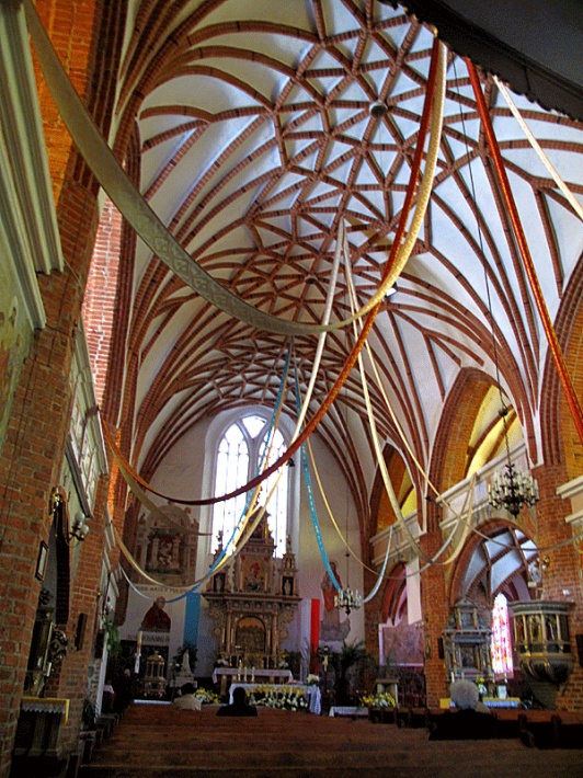 Lubsko - kościół Nawiedzenia NMP, wnętrze ze sklepieniem sieciowym