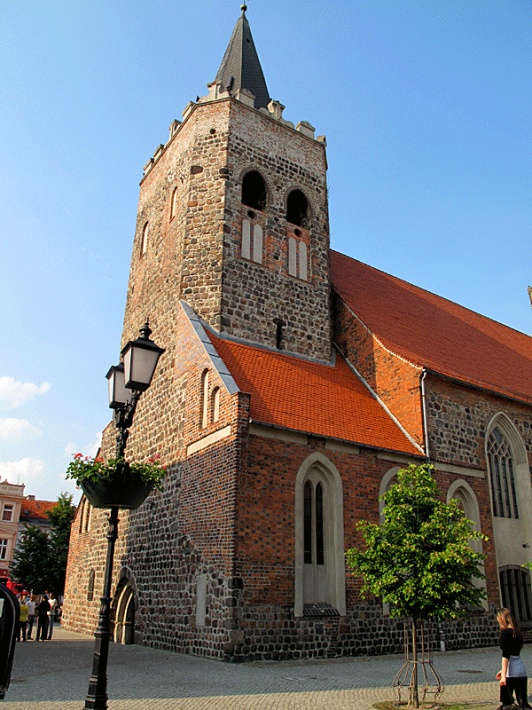 Lubsko - kościół Nawiedzenia NMP, wieża z południową przybudówką, elewacja południowo-zachodnia