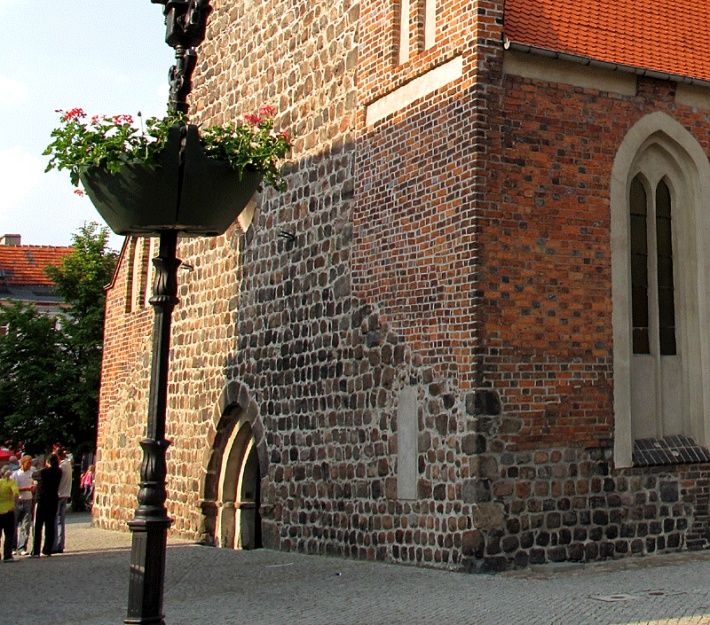 Lubsko - kościół Nawiedzenia NMP, główny portal zachodni pogrążony do połowy pod powierzchnią rynku