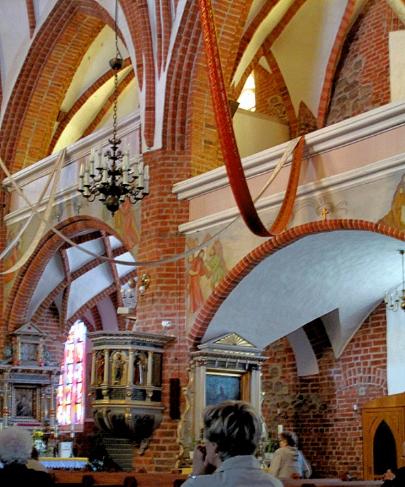 Lubsko - kościół Nawiedzenia NMP, południowa nawa boczna z murowanymi emporami