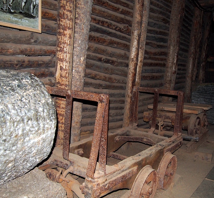 Kopalnia soli w Bochni - wózki do przewożenia bałwanów solnych