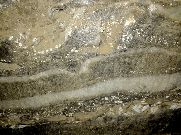 Kopalnia soli w Bochni - warstwy halitu pięknie przerastane warstwami anhydrytów