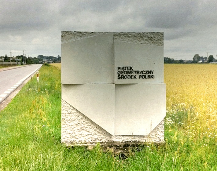 Piątek - kamienna tablica przy drodze wjazdowej do miejscowości