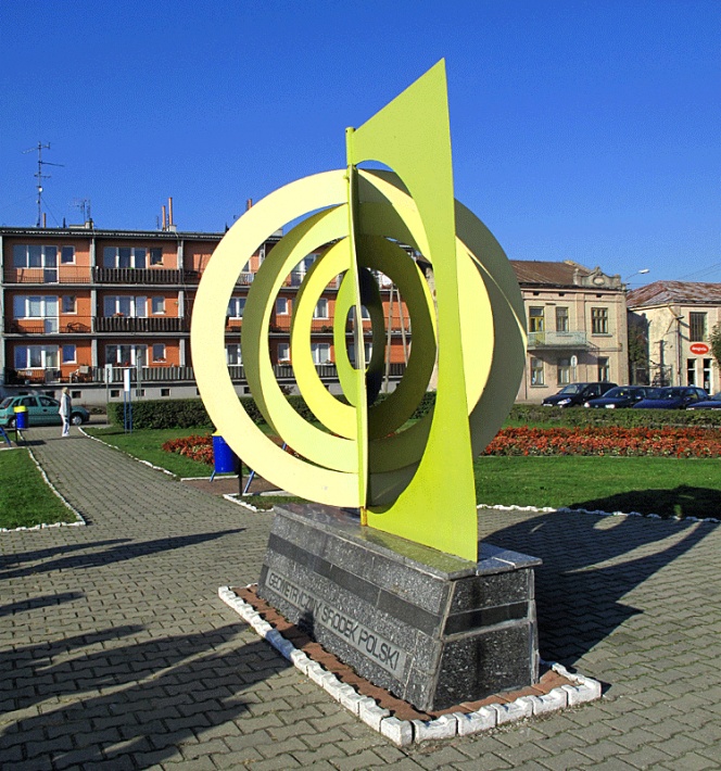 Piątek - pomnik na rynku, symbolizujący Geometryczny Środek Polski