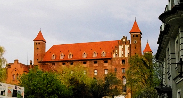 Zamek w Gniewie widziany od strony miasta