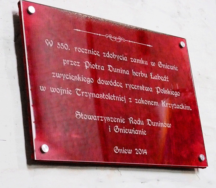 Zamek w Gniewie - kaplica zamkowa, tablica poświęcona hetmanowi Piotrowi Duninowi