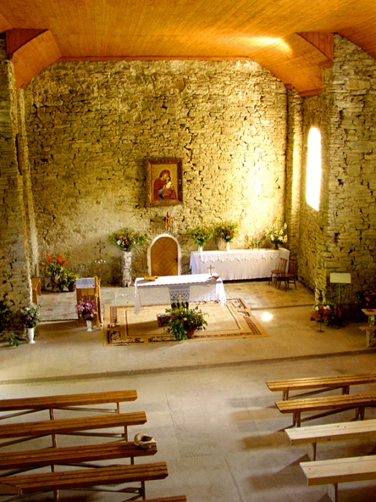 Łopienka - wnętrze odbudowanej cerkwi, nad ołtarzem kopia cudownej ikony MB Łopieńskiej