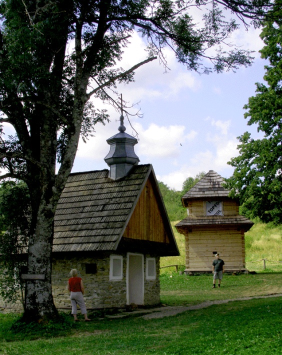 Łopienka - kaplica grobowa i dzwonnica obok cerkwi