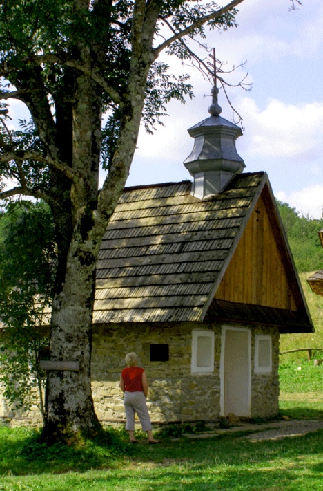 Łopienka - kaplica grobowa obok cerkwi