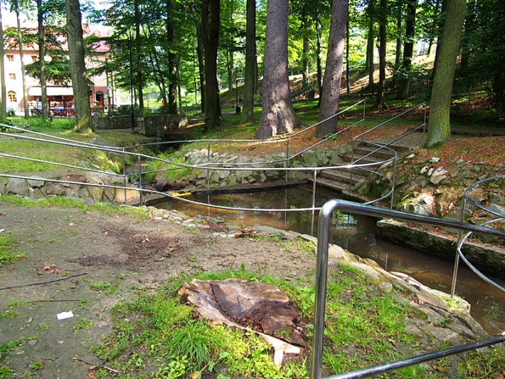 Park Zdrojowy w Głuchołazach - baseny do moczenia nóg na Potoku Zdrojowym