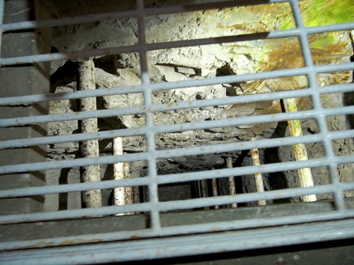 Chełmskie Podziemia Kredowe - zabezpieczony szyb studni staromiejskiej
