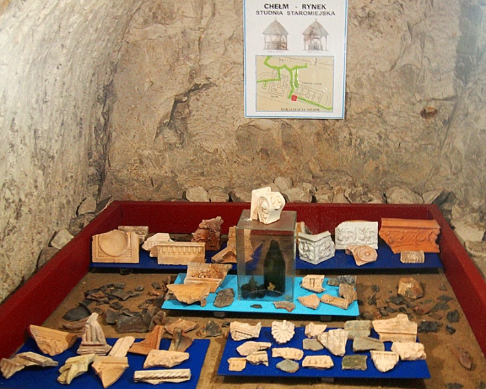 Chełmskie Podziemia Kredowe - wystawa fragmentów kafli, naczyń glinianych i broni, wydobyte ze studni staromiejskiej