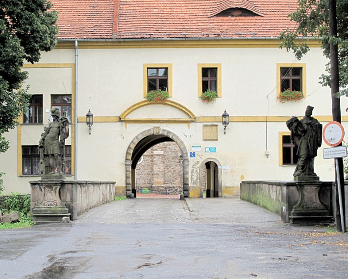 Kamieniec Ząbkowicki - mostek ozdobiony figurami św. Floriana i św. Jana Nepomucena przed wejściem na teren opactwa