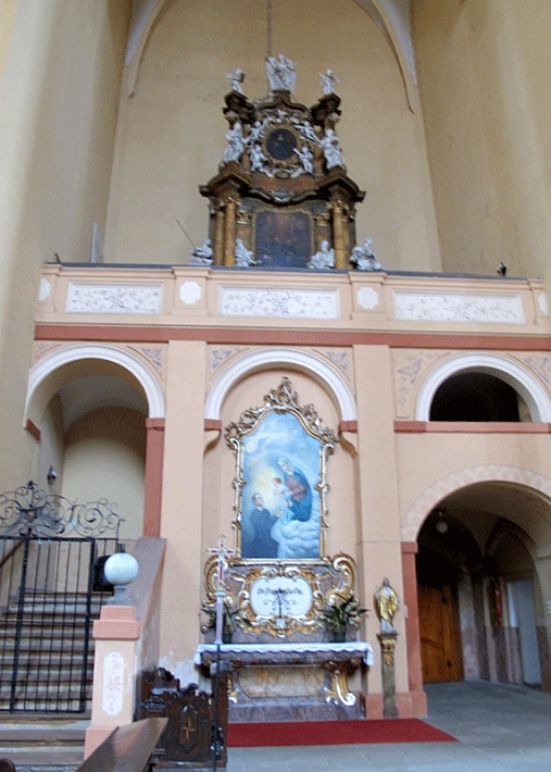 Kamieniec Ząbkowicki, kościół NMP - na dole ołtarz św. Stanisława Kostki, na emporze ołtarz św. Benedykta